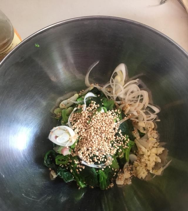  凉拌菜|夏天想要清凉解暑，凉拌菜必不可少！凉拌菠菜，味在嘴里爽到心里