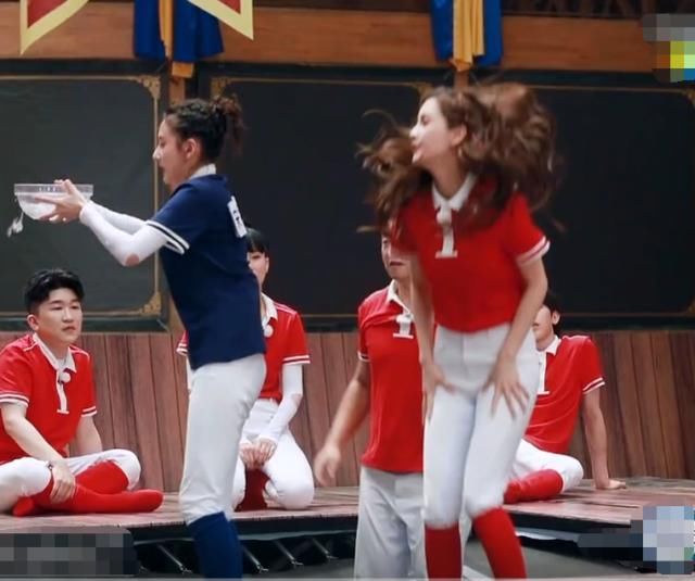  水碗|郑恺作弊帮baby，致使水碗砸到宋祖儿，蔡徐坤的反应太圈粉