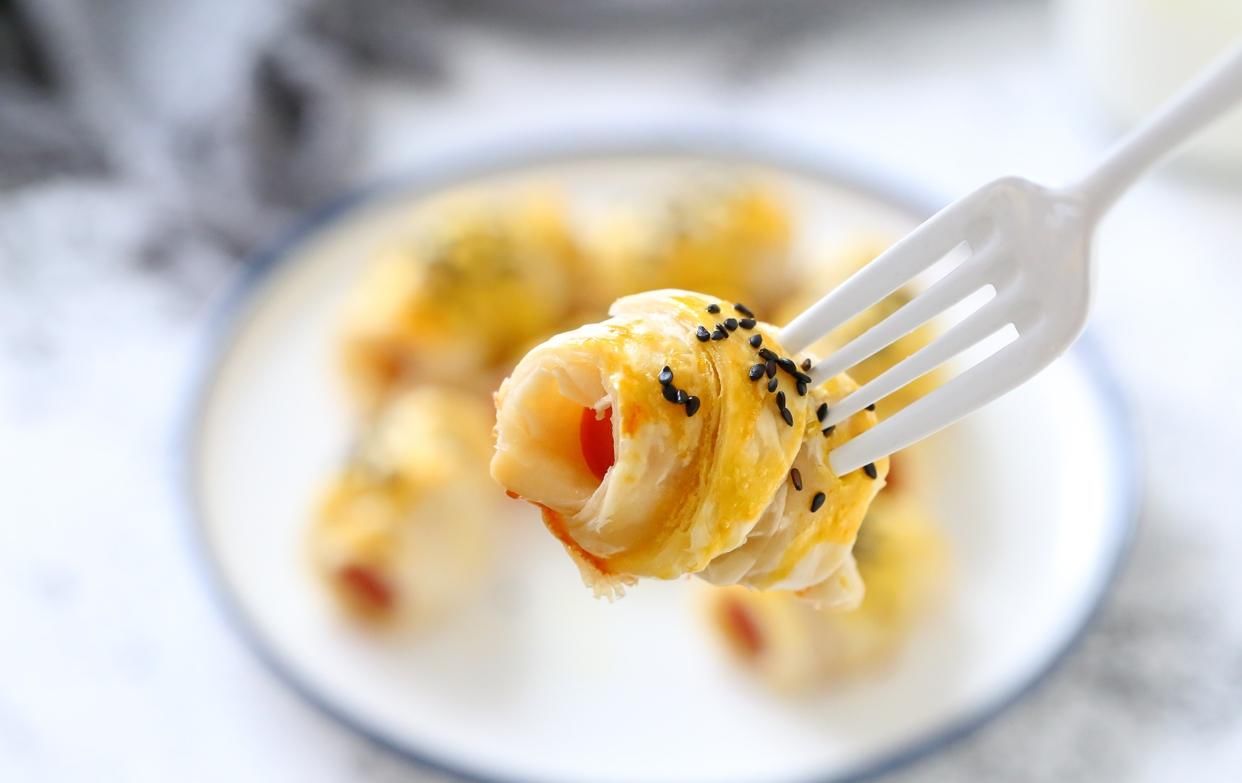  自制|自制懒人早餐，一切一卷再一烤，香酥美味口感好，吃上就不想停嘴