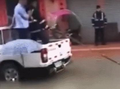  走路|突发！男子路口触电身亡，网友惊呼：走路都不安全了？官方回应...