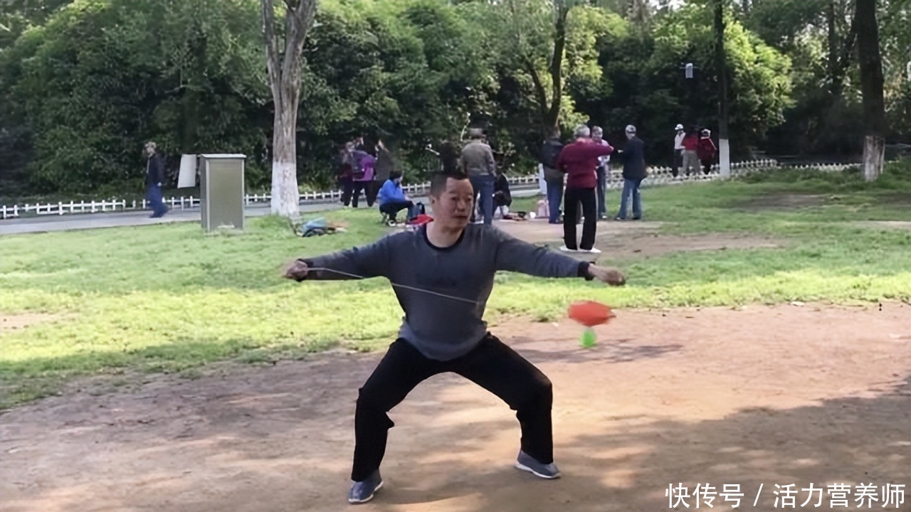 50岁以上的人养生不是运动和喝水(过了50岁的人，养生除了要运动、喝水以外，还要少做这2件事)