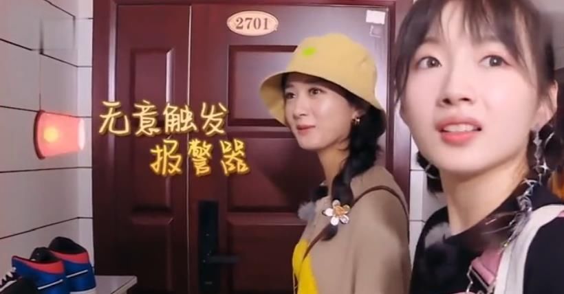  素养|《中餐厅》赵丽颖意外触发铃声，下意识说了三个字，这素养绝了