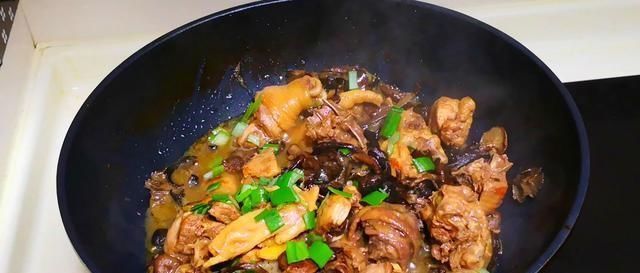  做法|炖鸡时先焯水，还是直接炖，都不对！教你正确做法，肉不柴汤更鲜