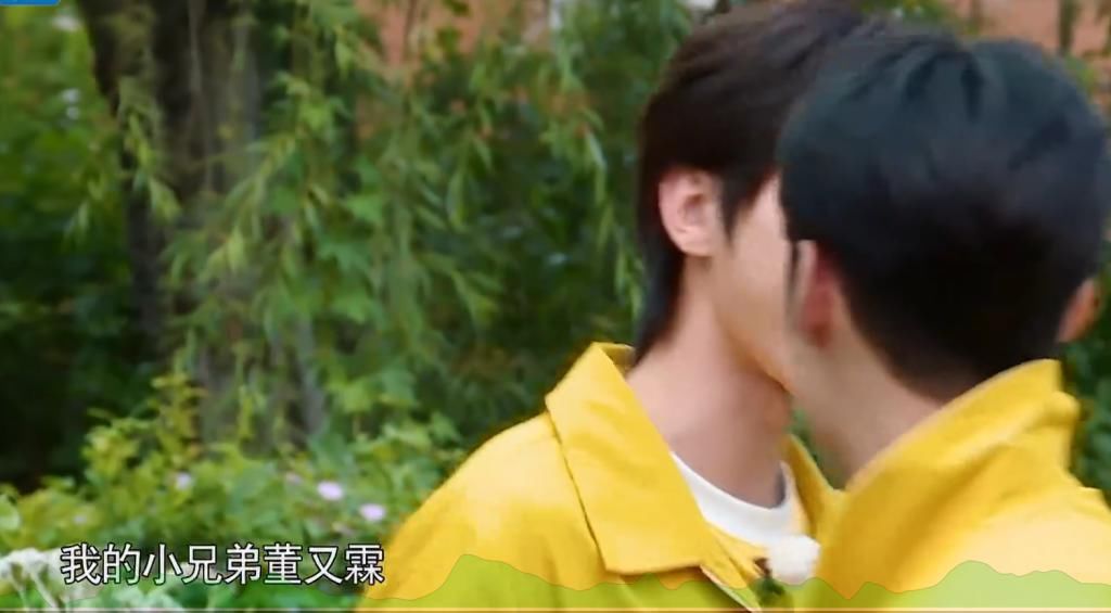  蔡徐坤|蔡徐坤被董又霖溅了一脸泥水，有谁注意到他说了啥？难怪李晨出声提醒