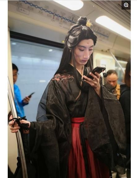 男扮女装|1.8米男子男扮女装穿汉服,现身上海地铁,大妈的表情一下子亮了