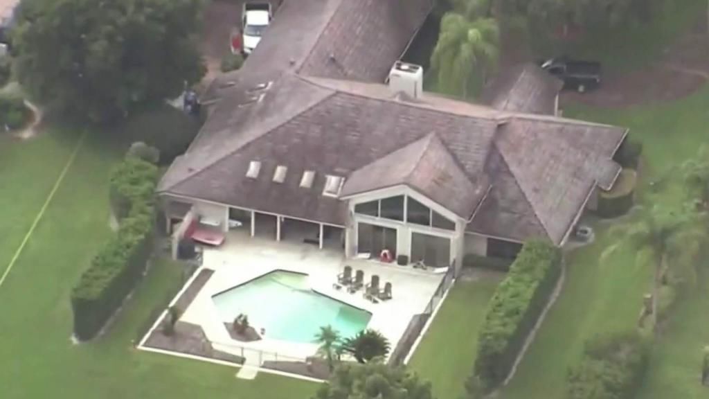  浴室|男孩半夜惊醒后躲进浴室，出来才知三个家人两死一重伤