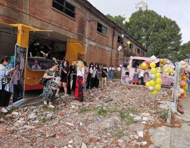  粉丝|越糊越瞎搞！继垃圾场见面会后，勺又被曝收粉丝应援场地费