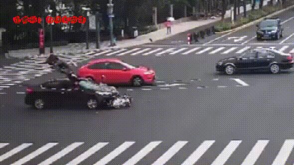  维修费|学生骑电动载人闯红灯被撞飞，交警：学生全责，并承担轿车维修费！