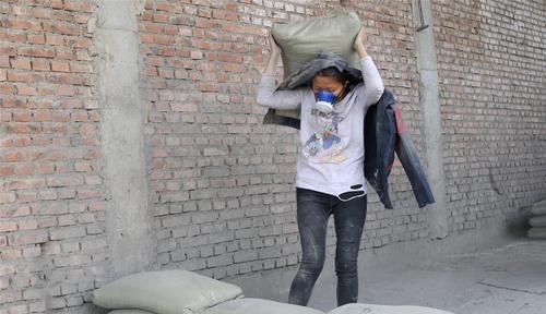 设有|卖惨成网红的“水泥妹”，现实住别墅潇洒自如，好的人设有多重要