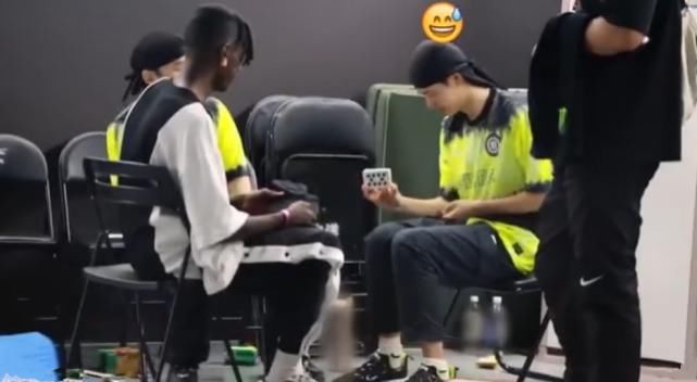  布布|《街舞3》中当王一博秀魔术“翻车”后有谁注意布布反应？太可爱