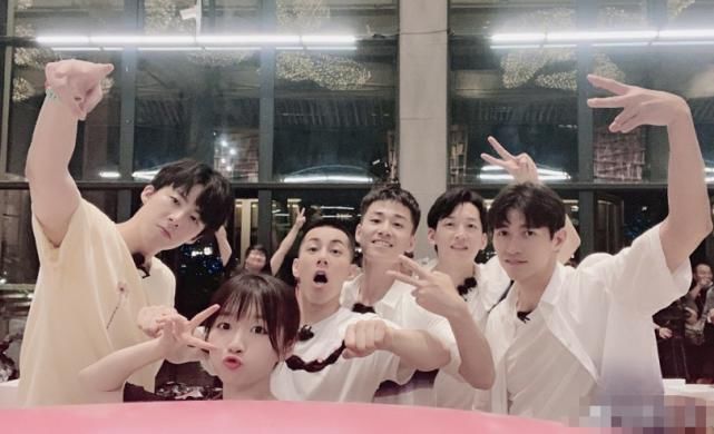  刘宇宁|黄晓明合照玩手机引热议，镜头放大看清手机内容后，瞬间原谅他了