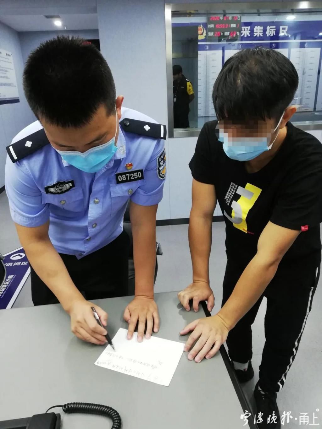 捐款|火车站候车室内乞讨，一名聋哑人受到警方口头警告