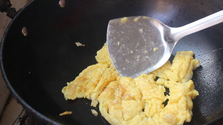  蓬松|炒鸡蛋还在直接下锅?多加这一步，鸡蛋滑嫩口感好，少油又健康