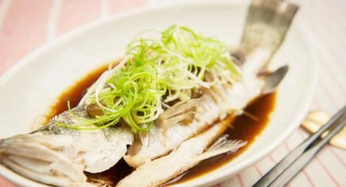 鲜美|蒸鱼,别只会放葱,姜,料酒,少了这关键一步,鱼肉不鲜嫩还腥!