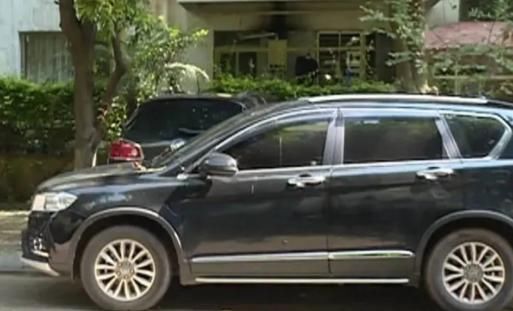  占用|自家车位被占用，女子用车将车其堵住，车主叫嚣：你不够资格！