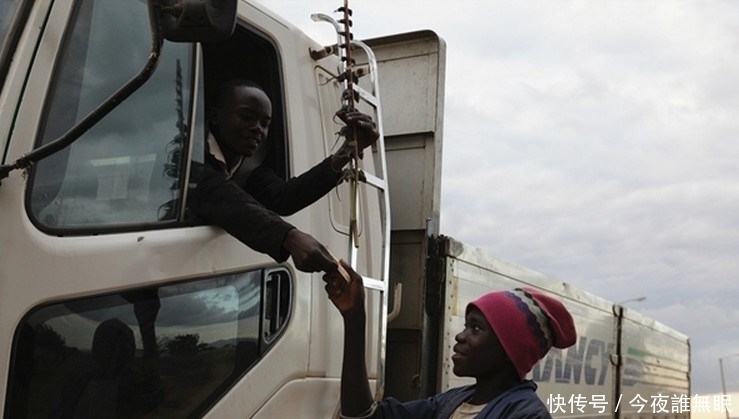 图片来自网络|这里的孩子早早辍学，每天去田里抓老鼠只为一种美味
