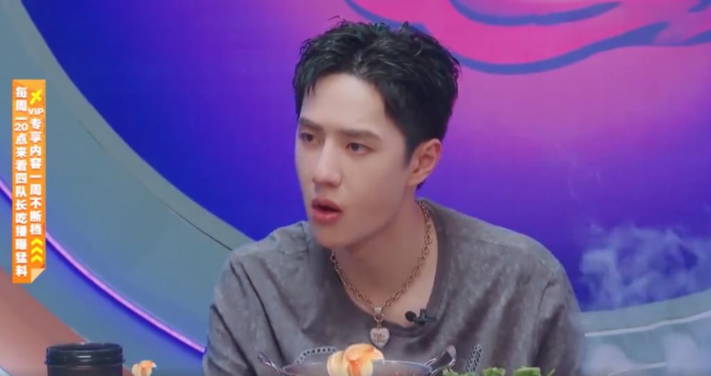 王一博|这就是街舞一起火锅吧:王一博吃毛肚忘记涮了,给王嘉尔安利糖蒜