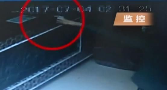 进来|几名未成年打砸酒店，将工作人员砍伤还有枪，老板：进来就砍我