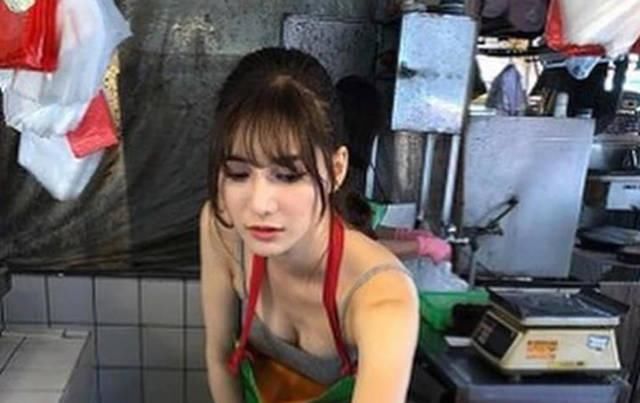 人都|90后美女卖“稀罕”小吃，饭香人美10元1份，出锅就遭哄抢！