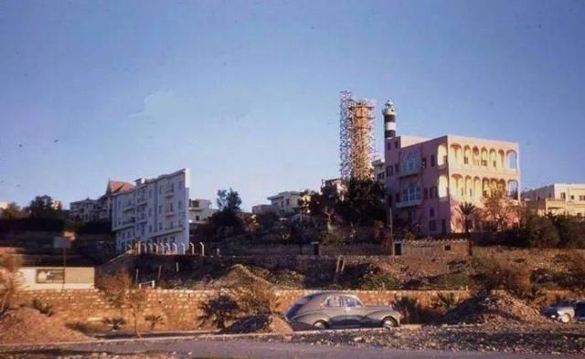  房爆|闪瞎眼：宽度不到1米的纸片房爆红全网！网友：真的能住人？