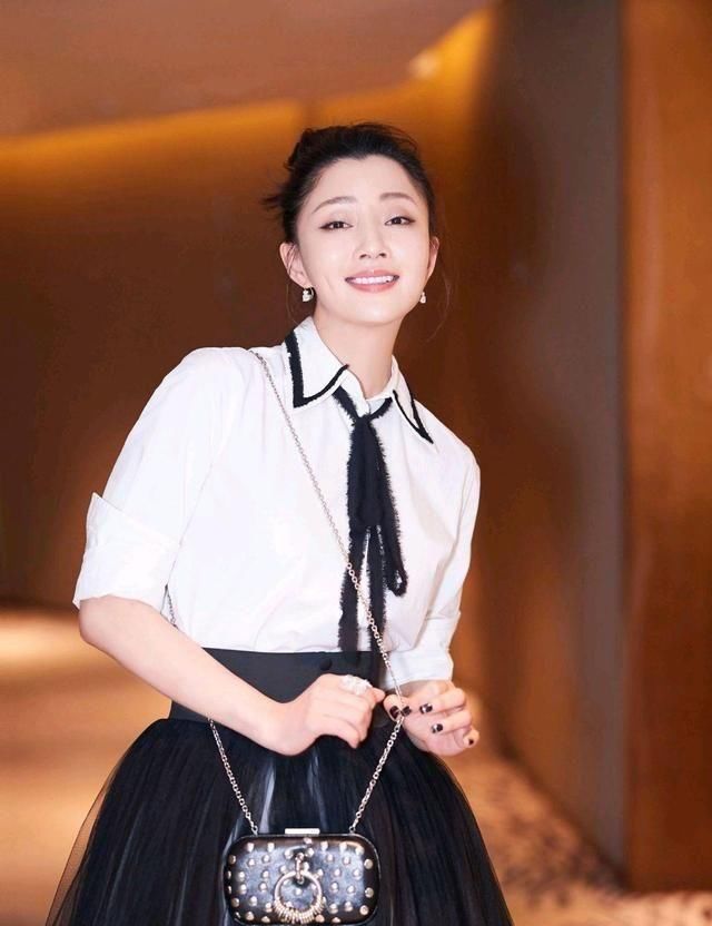  殷桃|年轻时是万人迷！中年坚持不婚不生子，今41岁的她活成人间水蜜桃