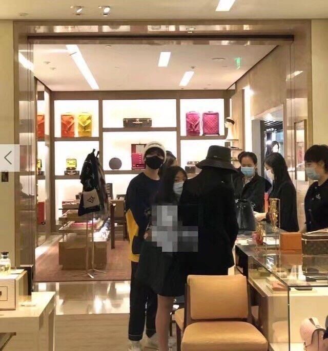  回归|李湘母女霸气回归逛奢侈品店！王诗龄背影太美，瘦出筷子腿不敢认