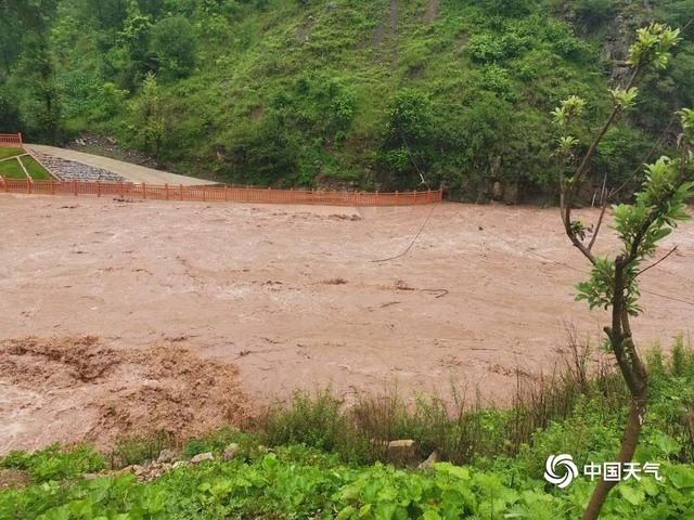  中断|四川凉山美姑县遭遇强降雨 水位暴涨房屋损毁道路中断