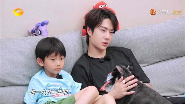  走后门|网传巴菲特是王一博亲狗，走后门出境，卷卷是影帝吗