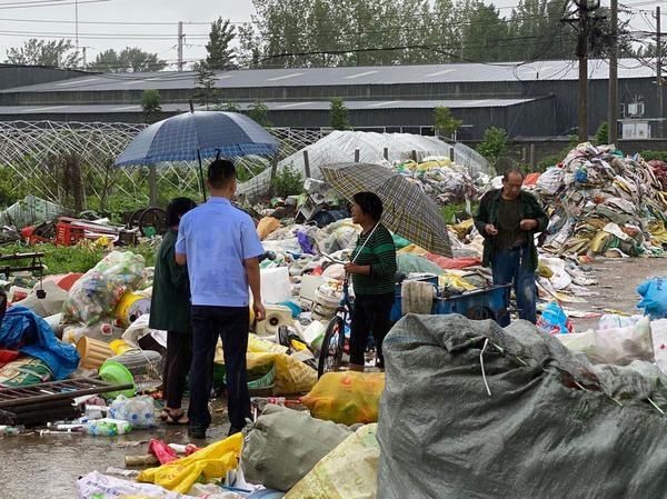  现金|五万块现金被当“废纸”卖掉 西平民警冒雨辗转找回