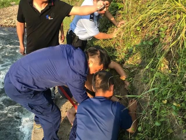  岸边|7岁孩子河里游泳突然不见了！再一看，岸边涵洞伸出一只手……
