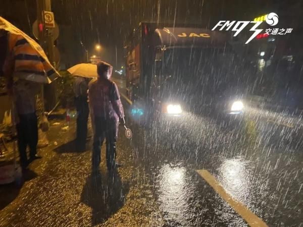  流浪汉|抢劫金店后躲进山！跳桥、跳湖、扮流浪汉…抓捕过程比大片还紧张