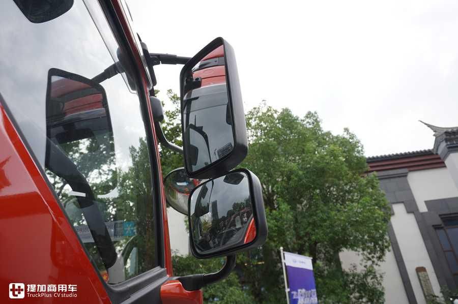  推出|解放J6P推出一款砂石料运输牵引车，配置怎么样？实拍带你看看