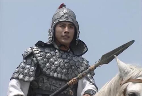 差点|虎牢关前吕布耀武扬威，公孙瓒差点被杀，赵云为何只观战不出手？