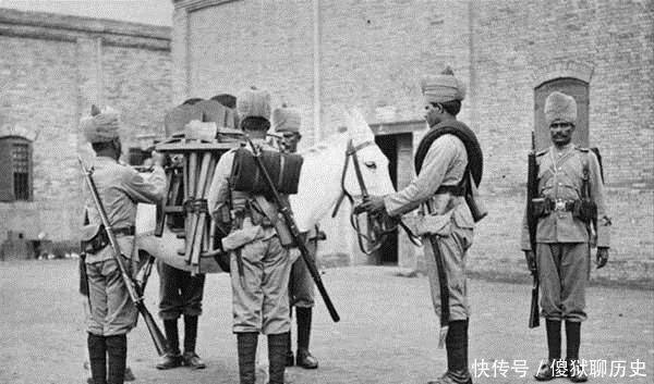 百姓|在华的八国联军老照片,清朝百姓拿着武器与之合影是什么心态