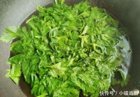  不错|芹菜别炒菜了，教你新吃法，加2个鸡蛋，不炒不凉拌，鲜嫩特香