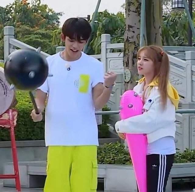  黄旭熙和宋|当红小鲜肉，曾因《跑男》受关注，现因赤裸上身直播而被嘲，糊了