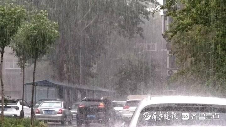 济南从蓝天白云到黑云翻卷再到倾盆大雨，一天内上演大剧