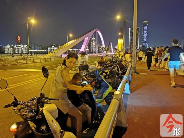 交警|在广雅大桥上扎堆看风景的车主们,你们违规停放的车被交警拖走了