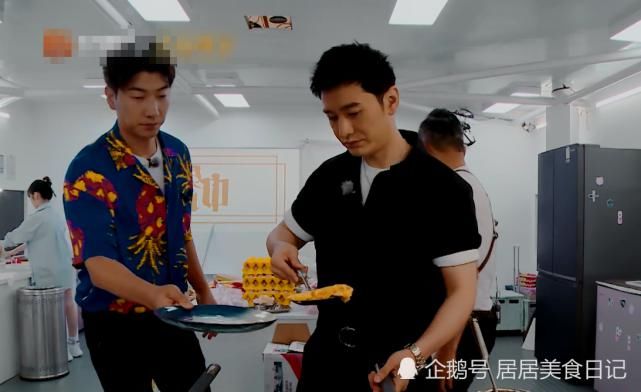  黄晓明|《中餐厅》都夸黄晓明鸡蛋饼好吃！看清桌上剩菜后，网友：懒得装！