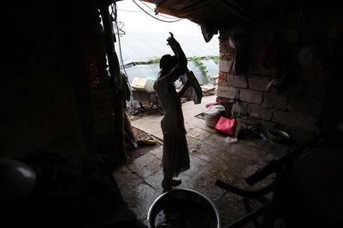  小女孩|实拍：农村9岁小女孩暑假在街头卖菜，最大心愿是能上大学