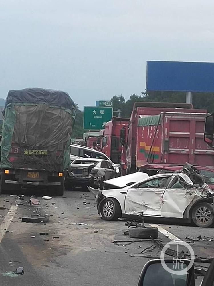  重庆晨报记|一片狼藉！?高速路车祸 多车受损