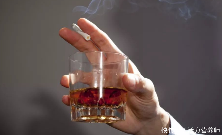 人类一分钟心跳是60次至100次(一分钟心跳多少次正常？如果不在60~100次的范围怎么办？要看看了)