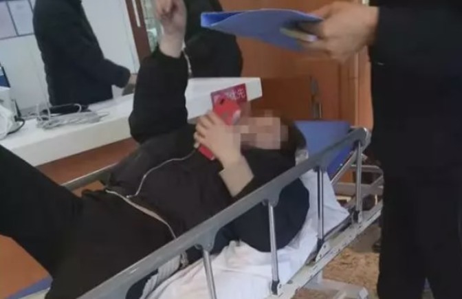  女子|酒店洗澡摔了一跤，生下一个婴儿却夭折，女子我都不知道怀孕了