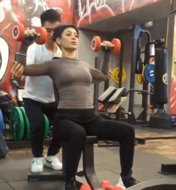  堪称|48岁“浪姐”宁静，堪称身材管理大师，完爆20岁少女