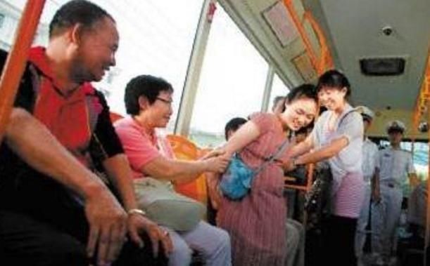 孩子|“没钱买车生什么孩子”孕妇挤公交遭羞辱，小学生帮忙回怼解气