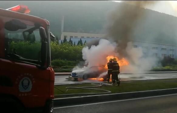  轿车|轿车起火，后备箱的火为啥扑不灭？里面竟有“炸弹”
