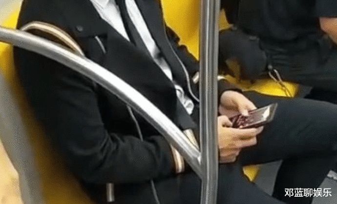  郑恺|郑恺地铁被人偶遇玩手游！镜头放大十倍后，网友都沉默了！