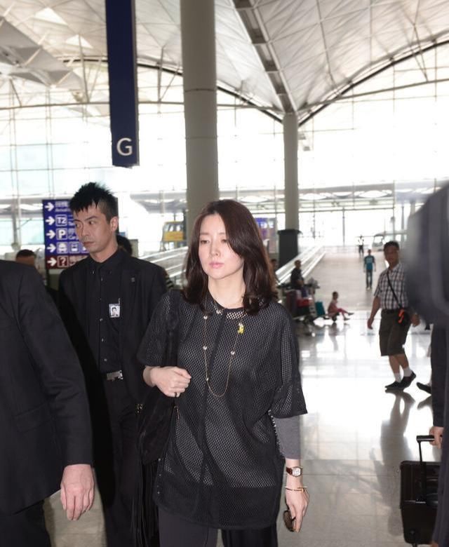  保养|49岁李英爱保养得太好了，穿黑色Look素颜现身，皮肤状态像30岁