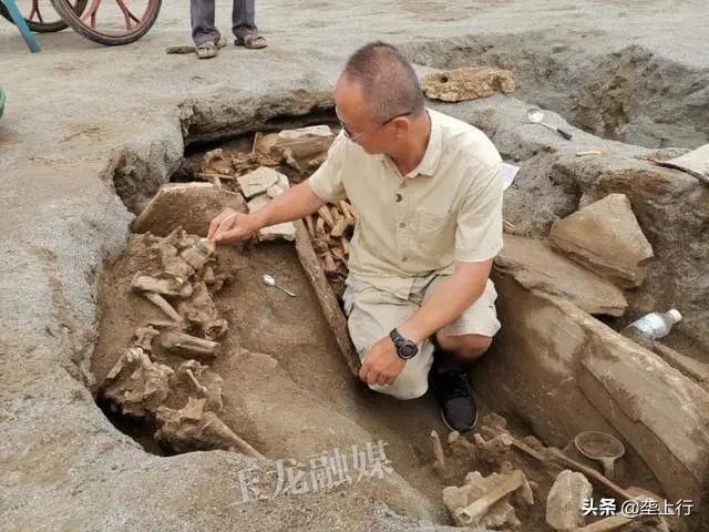  罕见|罕见！学校足球场发现3000㎡古墓，单坑19颗头骨