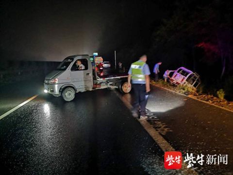  民警|儿子儿媳闹离婚，婆婆开着三轮一分心冲进路边沟中